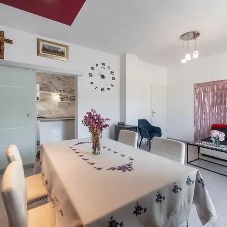 Διαμέρισμα Lucia *