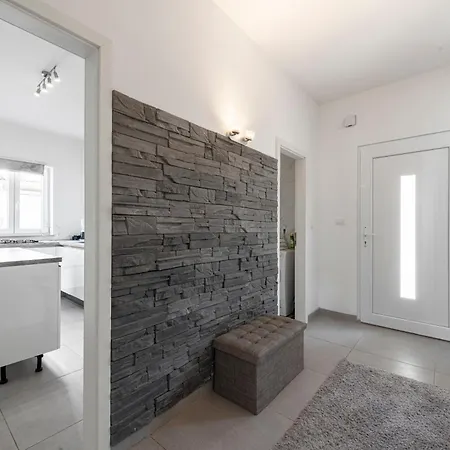 Apartman Lucia *