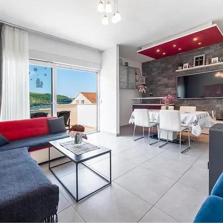 Lucia Apartman *