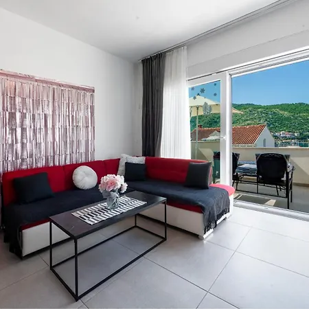 Lucia Apartman *